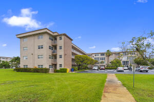 VILLAGE ROYALE ON THE GREEN CONDO